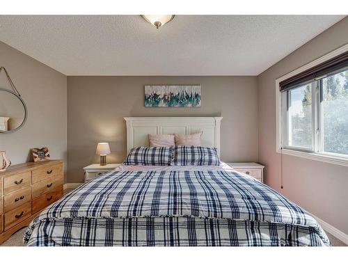 106 Autumn Gardens Se, Calgary, AB - Indoor Photo Showing Bedroom