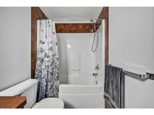 131 Prestwick Villas Se, Calgary, AB - Indoor Photo Showing Bathroom