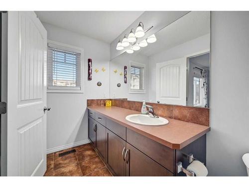 131 Prestwick Villas Se, Calgary, AB - Indoor Photo Showing Bathroom