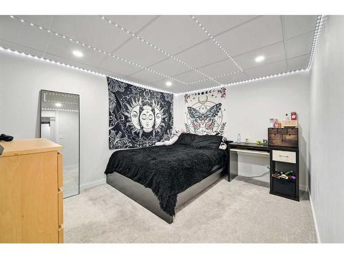 131 Prestwick Villas Se, Calgary, AB - Indoor Photo Showing Bedroom