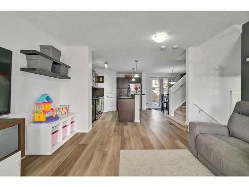 131 Prestwick Villas Se, Calgary, AB - Indoor Photo Showing Living Room