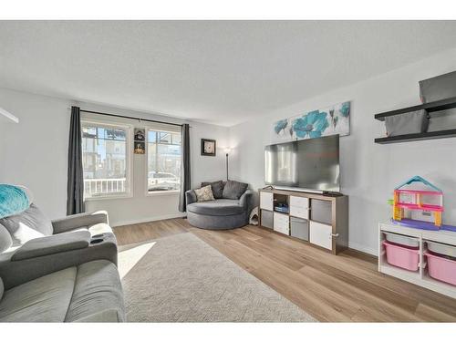 131 Prestwick Villas Se, Calgary, AB - Indoor Photo Showing Living Room