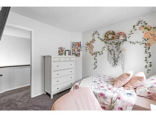 303 Coral Sands Terrace Ne, Calgary, AB - Indoor Photo Showing Bedroom