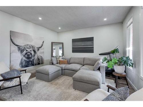 11 Alcock Close, Okotoks, AB - Indoor Photo Showing Living Room