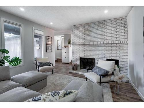 11 Alcock Close, Okotoks, AB - Indoor Photo Showing Living Room