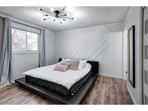 11 Alcock Close, Okotoks, AB - Indoor Photo Showing Bedroom