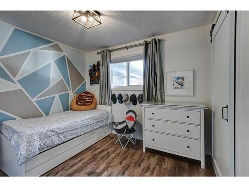 11 Alcock Close, Okotoks, AB - Indoor Photo Showing Bedroom