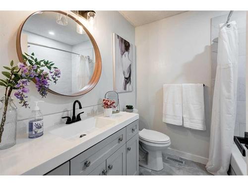 11 Alcock Close, Okotoks, AB - Indoor Photo Showing Bathroom