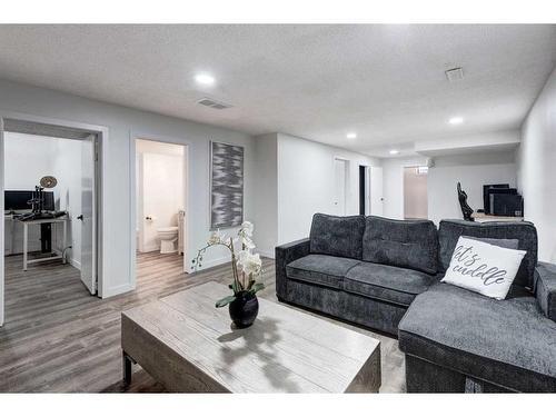 11 Alcock Close, Okotoks, AB - Indoor Photo Showing Living Room