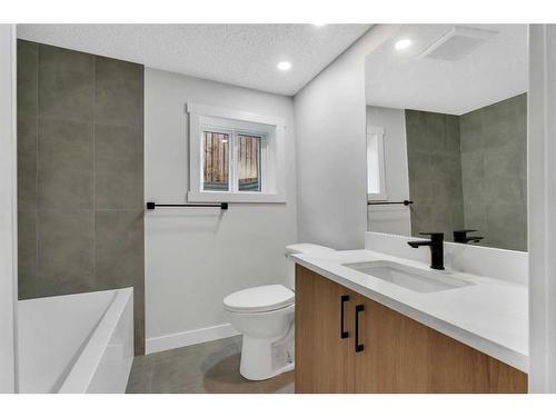 2037 27 Street Se, Calgary, AB - Indoor Photo Showing Bathroom