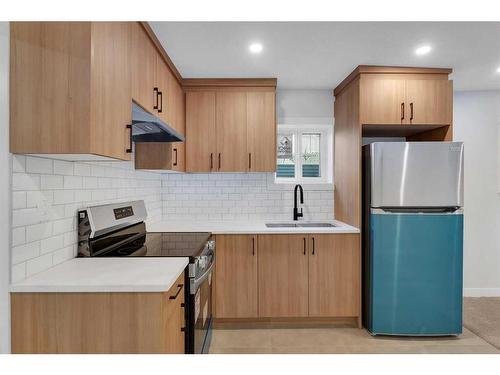 2037 27 Street Se, Calgary, AB - Indoor Photo Showing Kitchen