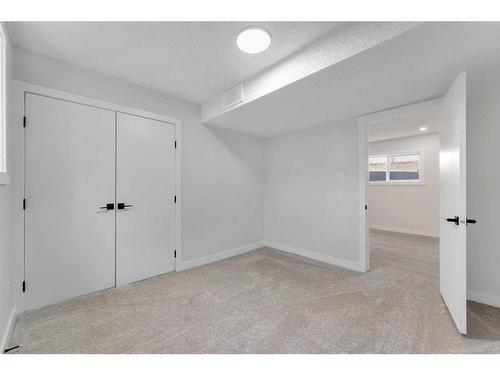 2037 27 Street Se, Calgary, AB - Indoor Photo Showing Other Room