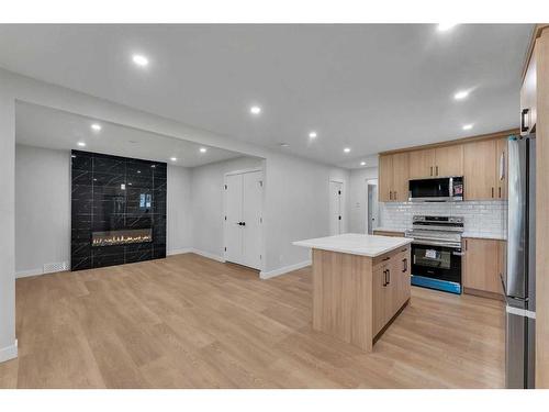 2037 27 Street Se, Calgary, AB - Indoor Photo Showing Kitchen