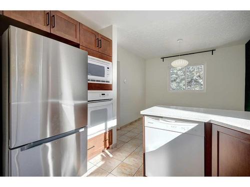 27 Sinclair Crescent Sw, Calgary, AB - Indoor Photo Showing Kitchen