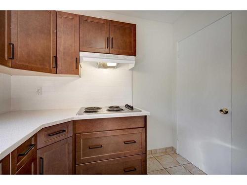 27 Sinclair Crescent Sw, Calgary, AB - Indoor Photo Showing Kitchen