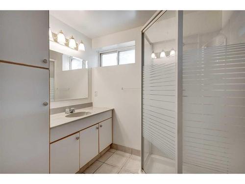 27 Sinclair Crescent Sw, Calgary, AB - Indoor Photo Showing Bathroom