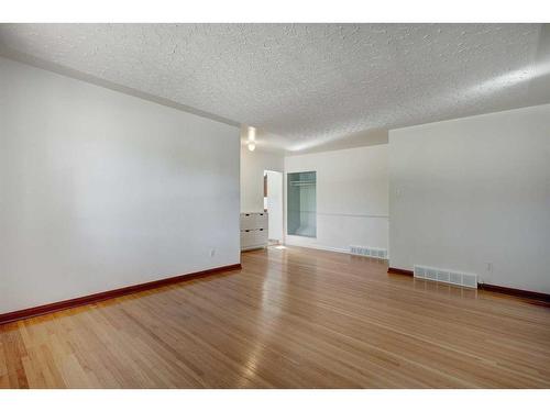 27 Sinclair Crescent Sw, Calgary, AB - Indoor Photo Showing Other Room