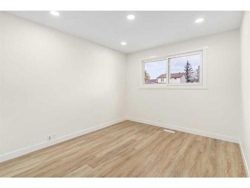 3224 108 Avenue Sw, Calgary, AB - Indoor Photo Showing Other Room