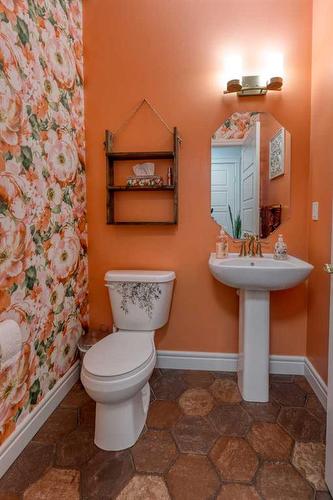 32 Clydesdale Crescent, Cochrane, AB - Indoor Photo Showing Bathroom