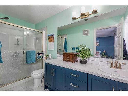 32 Clydesdale Crescent, Cochrane, AB - Indoor Photo Showing Bathroom