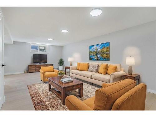 94 Haysboro Crescent Sw, Calgary, AB - Indoor Photo Showing Living Room