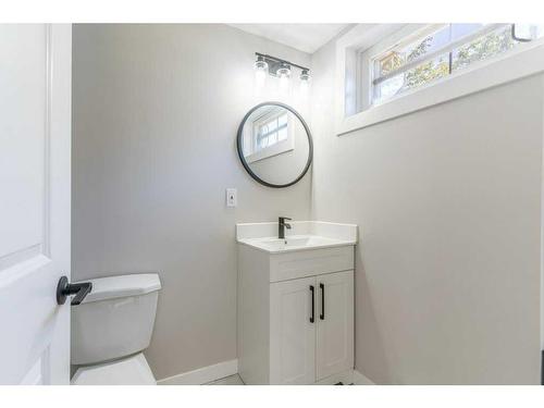 94 Haysboro Crescent Sw, Calgary, AB - Indoor Photo Showing Bathroom