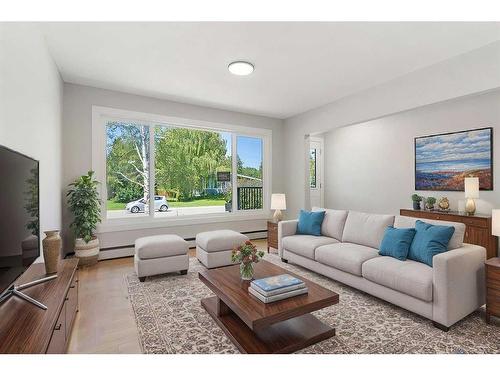 94 Haysboro Crescent Sw, Calgary, AB - Indoor Photo Showing Living Room