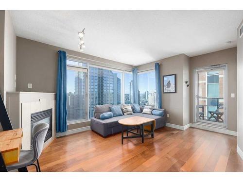 2301-910 5 Avenue Sw, Calgary, AB - Indoor Photo Showing Living Room With Fireplace