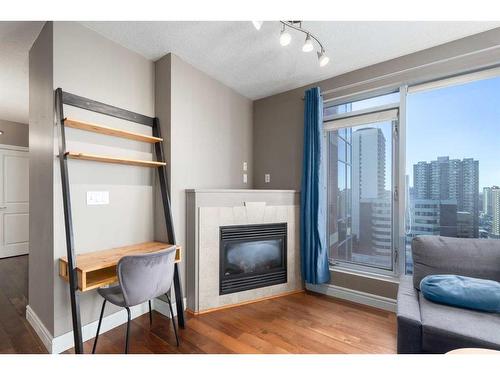 2301-910 5 Avenue Sw, Calgary, AB - Indoor Photo Showing Living Room With Fireplace