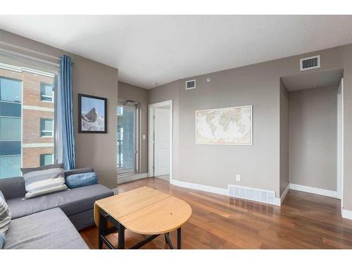 2301-910 5 Avenue Sw, Calgary, AB - Indoor Photo Showing Living Room