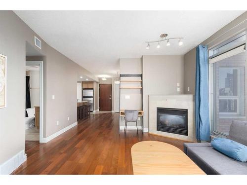 2301-910 5 Avenue Sw, Calgary, AB - Indoor Photo Showing Living Room With Fireplace