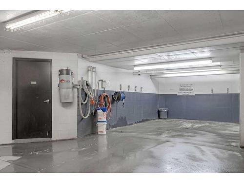 2301-910 5 Avenue Sw, Calgary, AB - Indoor Photo Showing Garage