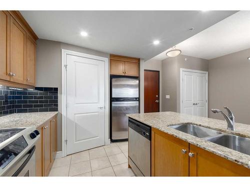 2301-910 5 Avenue Sw, Calgary, AB - Indoor Photo Showing Kitchen With Double Sink