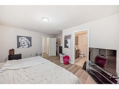 4803 4 Street, Calgary, AB - Indoor Photo Showing Bedroom