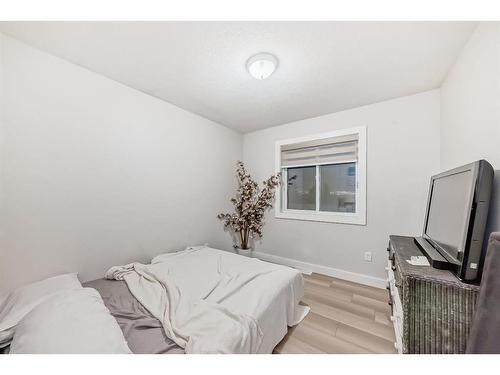 4803 4 Street, Calgary, AB - Indoor Photo Showing Bedroom