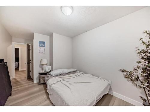 4803 4 Street, Calgary, AB - Indoor Photo Showing Bedroom