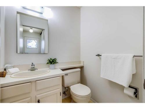 16 Woodmont Green Sw, Calgary, AB - Indoor Photo Showing Bathroom