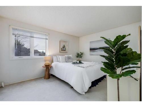 16 Woodmont Green Sw, Calgary, AB - Indoor Photo Showing Bedroom