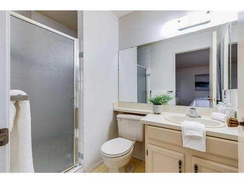 16 Woodmont Green Sw, Calgary, AB - Indoor Photo Showing Bathroom