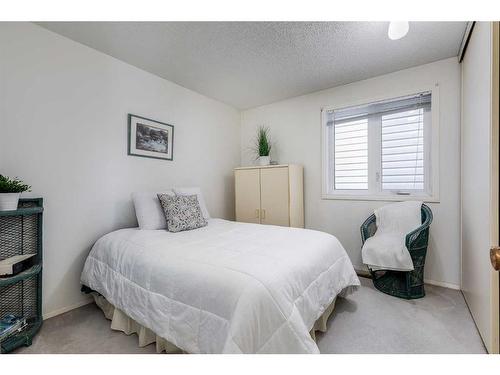 16 Woodmont Green Sw, Calgary, AB - Indoor Photo Showing Bedroom