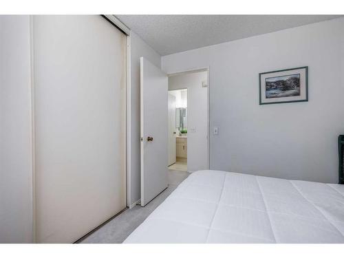 16 Woodmont Green Sw, Calgary, AB - Indoor Photo Showing Bedroom