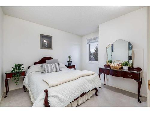 16 Woodmont Green Sw, Calgary, AB - Indoor Photo Showing Bedroom