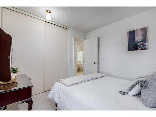 16 Woodmont Green Sw, Calgary, AB - Indoor Photo Showing Bedroom