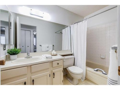 16 Woodmont Green Sw, Calgary, AB - Indoor Photo Showing Bathroom