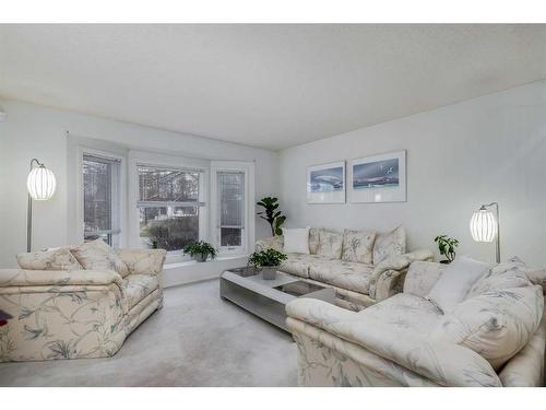 16 Woodmont Green Sw, Calgary, AB - Indoor Photo Showing Living Room