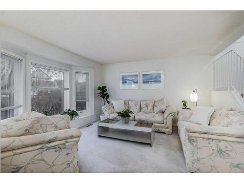 16 Woodmont Green Sw, Calgary, AB - Indoor Photo Showing Living Room