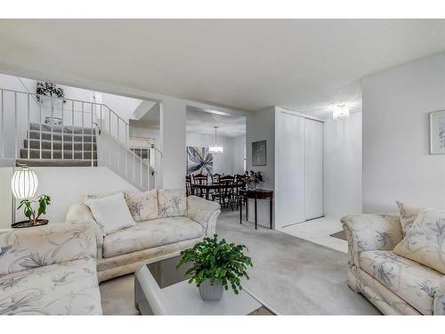 16 Woodmont Green Sw, Calgary, AB - Indoor Photo Showing Living Room