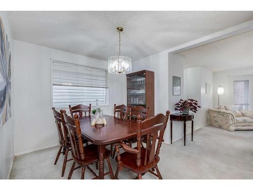 16 Woodmont Green Sw, Calgary, AB - Indoor Photo Showing Dining Room