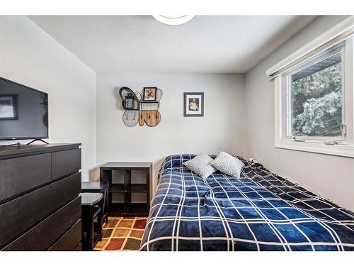 421 Rundleson Place Ne, Calgary, AB - Indoor Photo Showing Bedroom