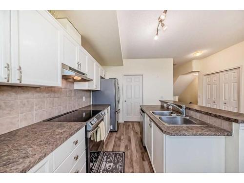 15-43 Springborough Boulevard Sw, Calgary, AB - Indoor Photo Showing Kitchen With Double Sink With Upgraded Kitchen